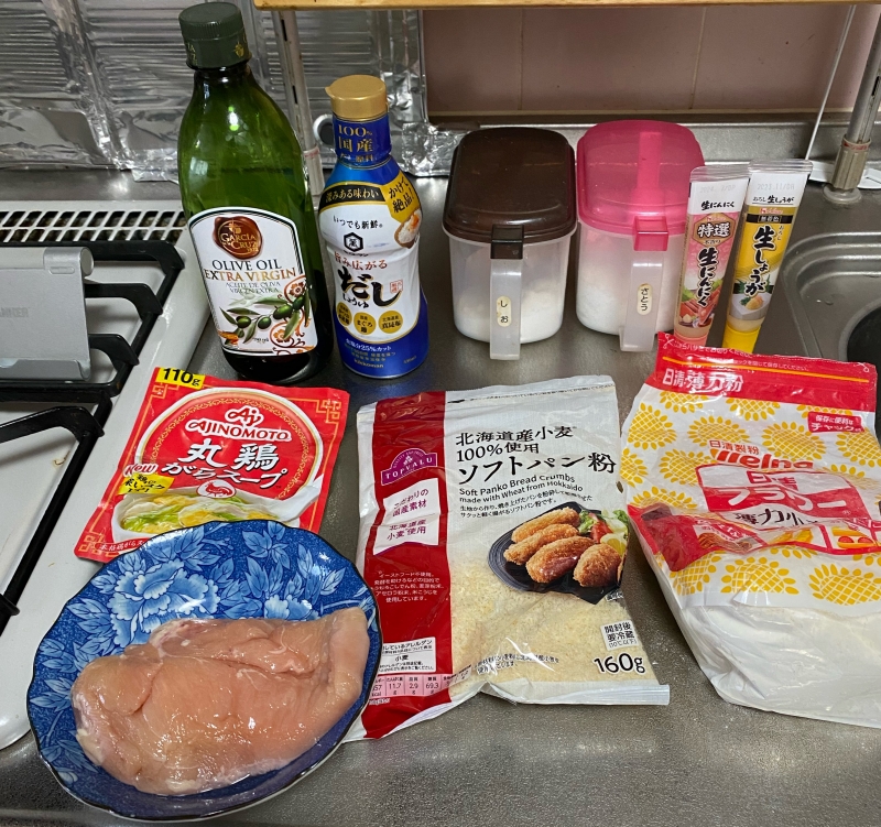 ポップコーンチキン鶏むね肉 340g 卵 1個 レモン 1 8個 にんにく 1片 ナツメグ 4振り 黒胡椒 適量コンソメ 小さじ1と1 3 塩 小さじ1 4 砂糖 小さじ1 2 醤油 小さじ2 薄力粉 大さじ2サラダ油 鍋底から1cmほどの量 パン粉 適量 ☆味変で