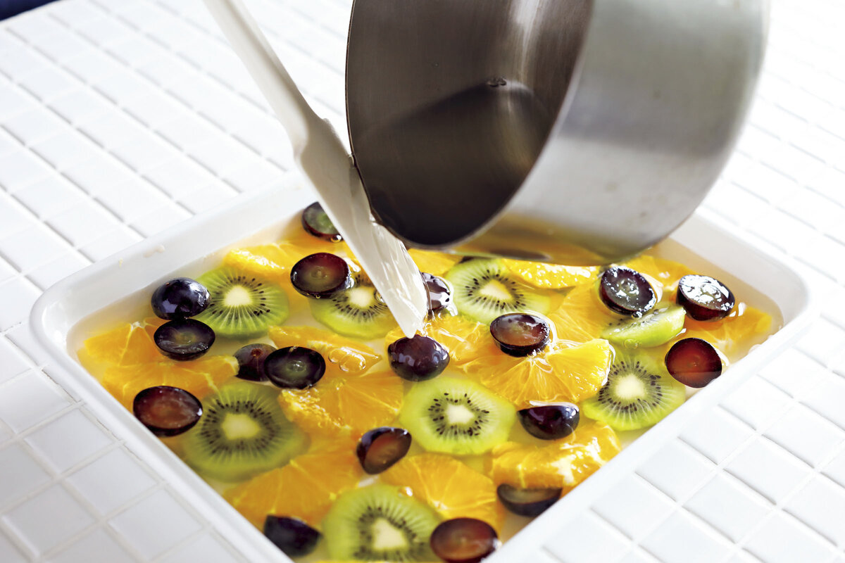 芸術作品の様なビジュアルの新商品・“フルーツ水晶” が夏季限定で発売。代表大野による商品開発の裏側にテレビが密着！グルメプレス