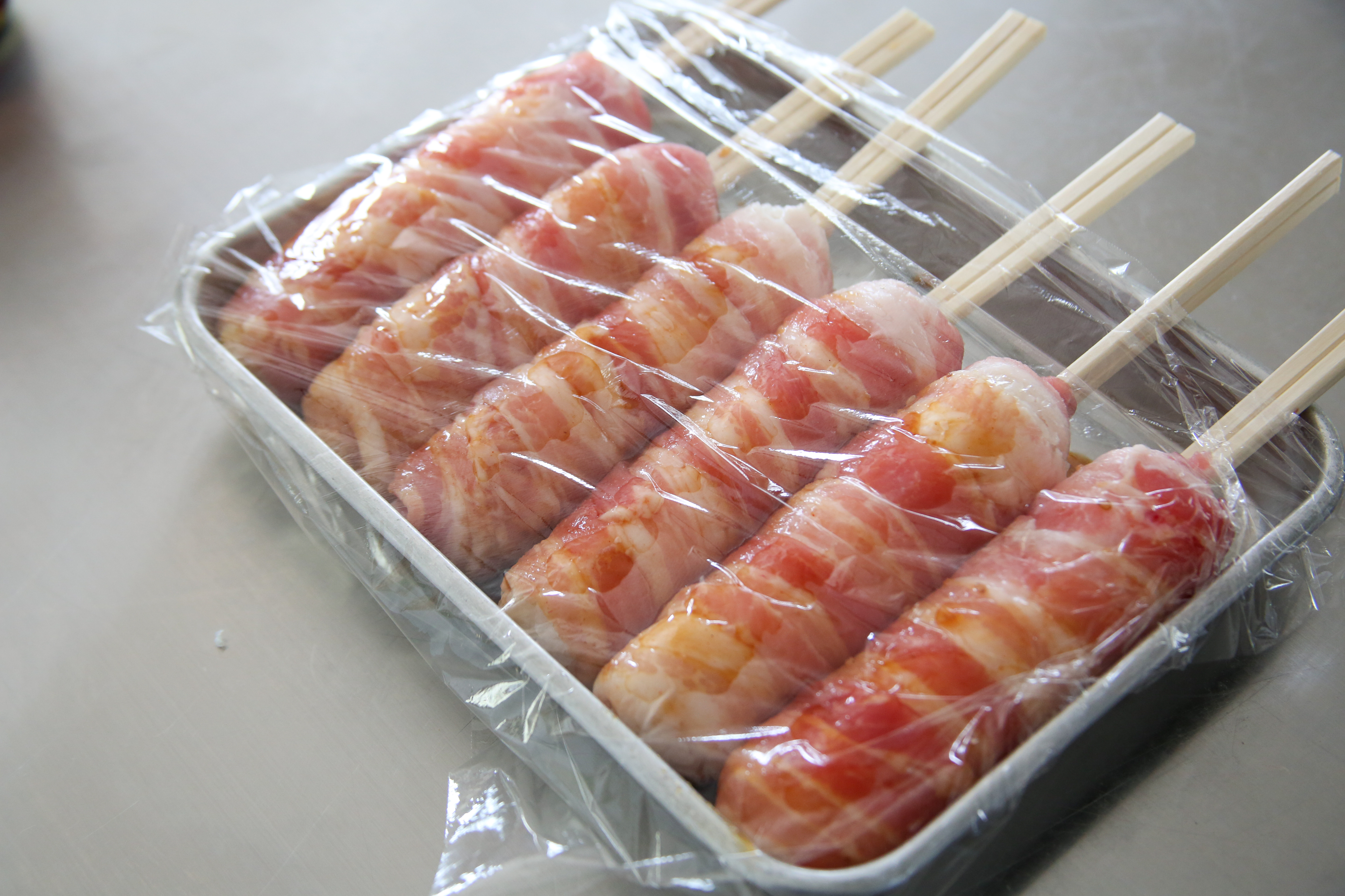 キャンプだから！炭火で美味しい「肉巻きおにぎり」の作り方！ぼるしちのキャンプ＆ライフ