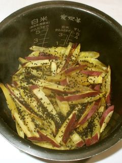 さつまいもねじりんスティックパイ🍠 皆んなレシピ知りたいって沢山の方が言ってくれたのに実は手抜きレシピです🥹 パイシートを使って簡単に作れる失敗なしレシピです♪ 甘さはさつまいもと相談して好きに調整してください 冷凍パイシートは少し柔らかくなる程度に