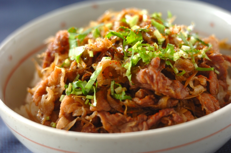 甘辛味でご飯が進む🍚✨️ほっこりおかず🥢✨️牛肉で作る事の多いしぐれ煮を 手軽な豚肉を使って♡ ごぼうの香りも美味しく、こんにゃくを入れてヘルシーに 仕上げました ^^ ︎👍🏻 ̖́- 甘辛い味付けに生姜の風味が ご飯にとっても合う1品ですよ