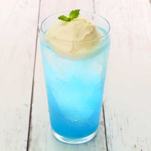 バタフライピーシロップで作る！シュワッと爽快「魅惑の青いクリームソーダ」┃レシピ┃カルディコーヒーファーム公式サイト