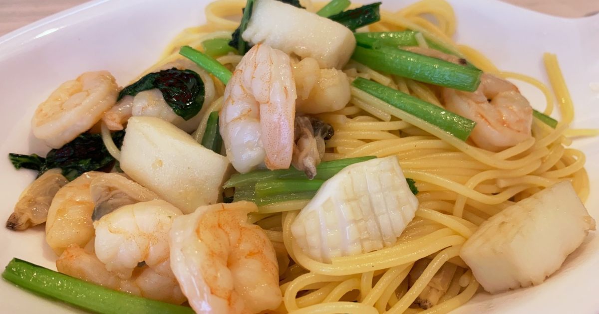 ☆シーフードパスタ☆ まずパスタを茹で、その間にフライパンにバター ないのでマーガリン をいれ、シーフードミックスと玉ねぎをにんにく、塩コショウで炒めます❗次に茹でたパスタとゆで汁を入れ、ネギ、ほんだし、醤油、塩コショウを入れ混ぜたら完成です