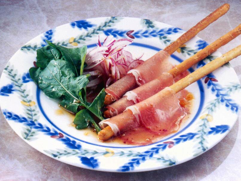 ❤️かける生ハムを使ったレシピ例❤️ ⚀ かける生ハムのカルボ丼 ⚀ 材料 ・かける生ハム 30ｇ ・ご飯お茶碗1杯 150ｇ・卵黄 1個・粉チーズ 6ｇ ・お好みで黒胡椒 ⚀調理方法⚀ 1.炊きたてのご飯にかける生ハムをかけます。 2.粉チーズをかけ、中央に卵黄を。 3.お