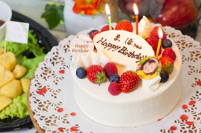 バースデーケーキの写真Unsplashで無料写真をダウンロードする