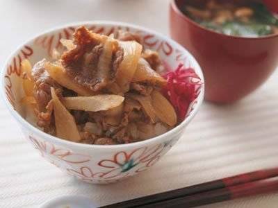 ただの牛丼じゃ物足りなくなる！？ 栗原はるみさん 「あの棒」入れちゃいます！「満腹感が全然違う」ヨムーノ