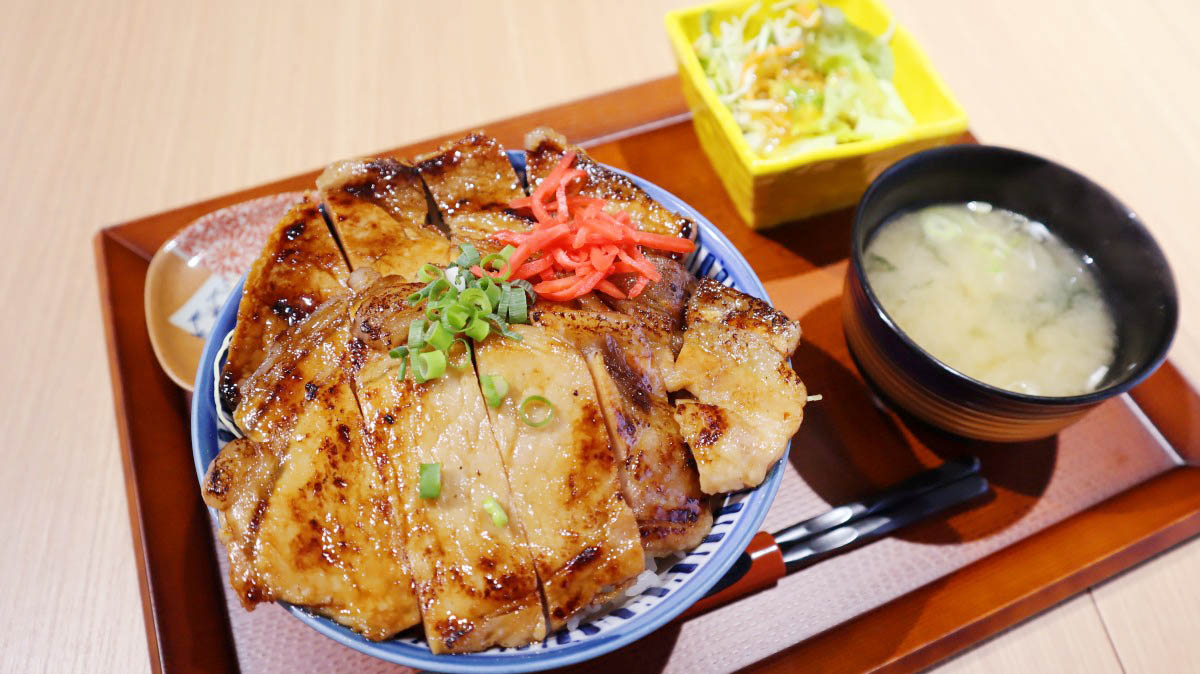今日のお昼は味噌豚丼で有名な秩父新世界さんの味噌豚丼をテイクアウト！！秩父秩父新世界みやびComfortStayみやび秩父ホテル秩父ビジネスホテル宿泊
