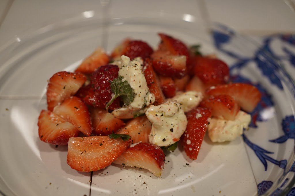 苺のレアチーズケーキ - タカナシ クリーム・コンシェルジュ