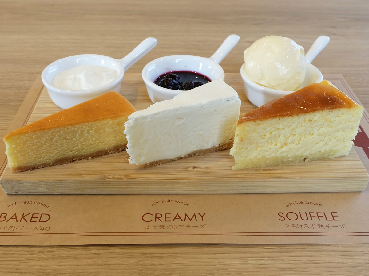 夢のようないちごスイーツ食べ比べプレート  ⁡, 名古屋市天白区植田にある『Cafe WONDER』✨, 旬の食材をふんだんに使った,食べ比べスイーツやワッフルが人気のカフェ☕️, 今回注文したのは苺フライトドリンク付き 2200円 , 苺フライト, ・苺ショートケーキ,・苺クレープ, ・苺のミルフィーユ, ・苺ブラマンジェ, の4種類の苺スイーツと, 生クリーム・苺ソース・苺アイスの ,