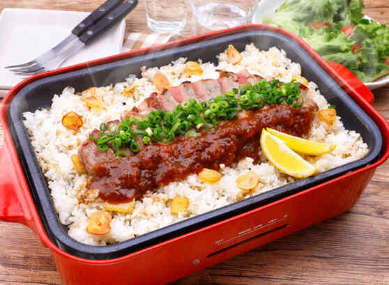 「コロコロステーキのガーリックライス」レシピ 渡辺麻紀さん