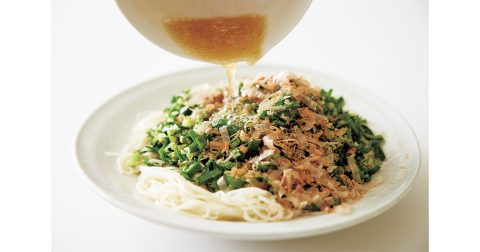 Hanae𝙳𝚒𝚗𝚗𝚎𝚛 ・ニラと鯛のコチュジャンぽん酢そうめん ・牛薄切り肉と豆もやしのレモン塩炒め ・高菜マカロニサラダ疲れが溜まり、スタミナ回復せねばとなった先週❤️‍🩹 ずっと気になってたそうめんレシピを実践してみました〜！ そうめんに鯛とニラを