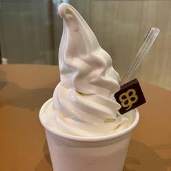 大阪府 梅田 シルクレーム阪急三番街店 大阪梅田駅直結の阪急三番街にある、ソフトクリームの王者日世直営のソフトクリーム専門店🍦✨ クレミアや定番 ソフトクリームはもちろん、最新ソフトクリームや季節限定、ソフトクリームパフェなども食べられますよ！ 今回食べた