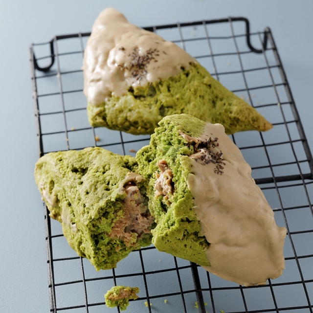 スタバ新作・2025 春のコーヒーブレイクにぴったりな新作フードが登場！ 抹茶を使ったスコーン をはじめ、食欲をそそるサンドイッチなど盛りだくさん♪るるぶ&more