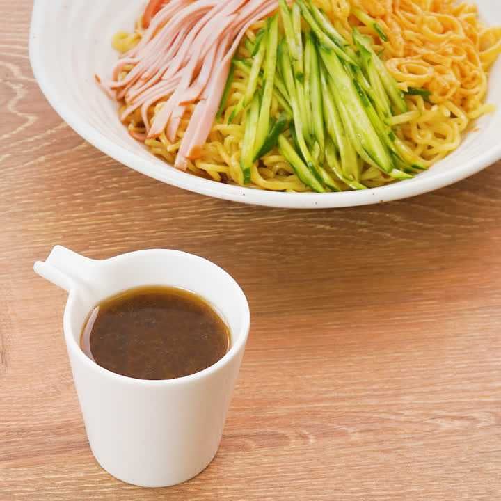 冷やし中華のたれ : 📖 @erizoueri recipe * * * 2〜3人分 A. 樽絞り醤油 大さじ5 砂糖 大さじ4 米酢 100cc浄水 60cc エサンテ 小さじ2 白ごま 適量 青ネギ少々 1.Aを全て混ぜ合わせて出来上がり 冷蔵庫でストックできます .☆冷製パスタにかけても美味しいです