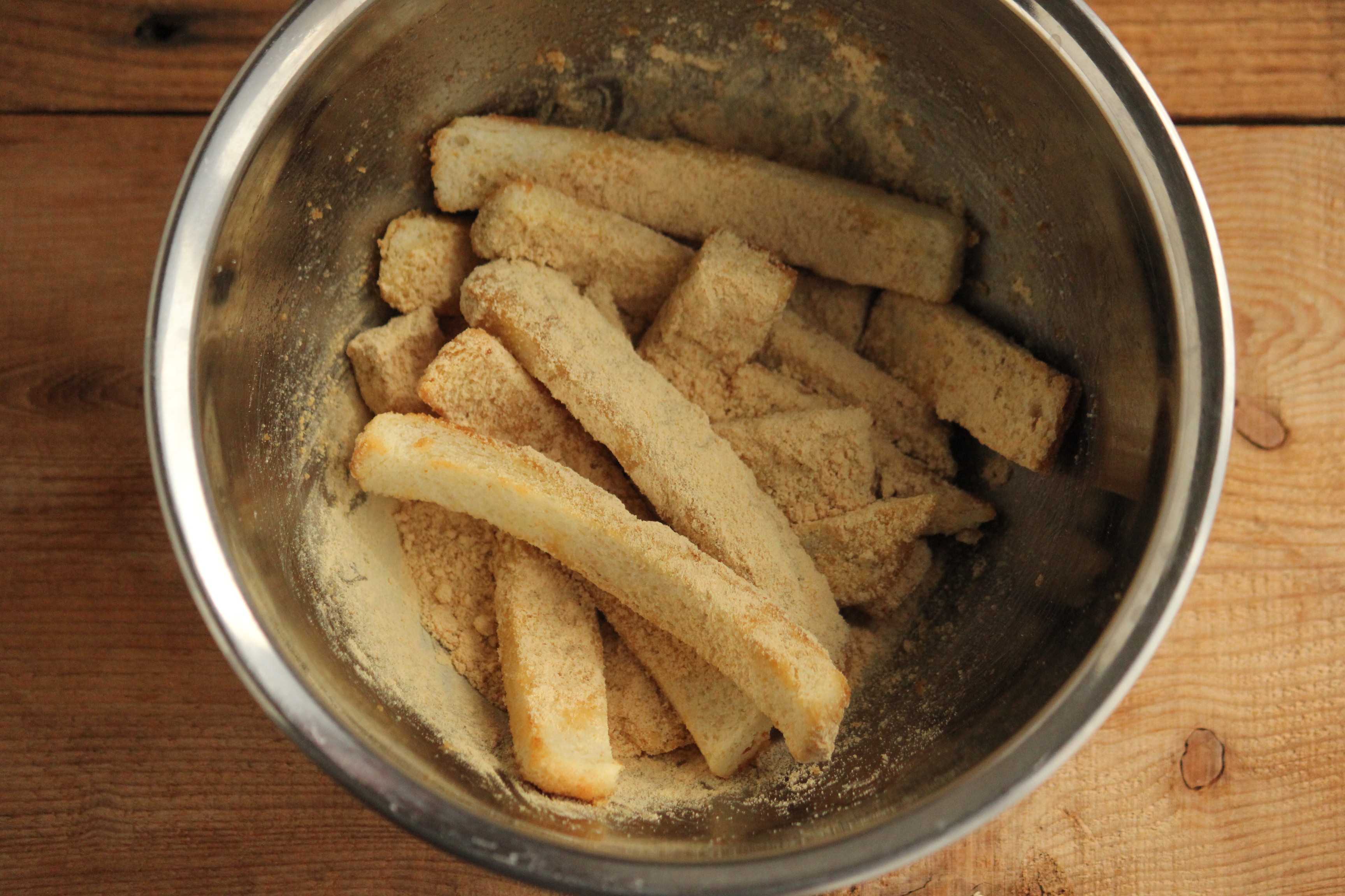 余ったパン耳で サクサク シナモンシュガー揚げパン