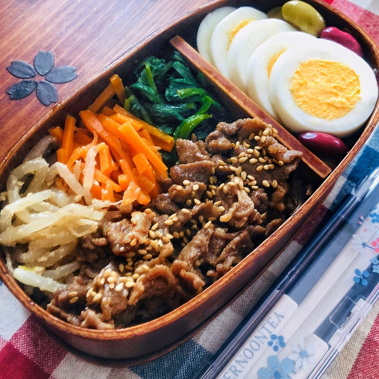 焼肉のっけ丼弁当🍱」 @allfork21 🌈さちさんのお弁当をご紹介します😊✨ 高校生の息子さん＆ご自分のお弁当作りを頑張る、さちさん💖「イケメン大好きなワーキングマザー」なさちさんは、今は娘さんの影響でBTSに夢中だそうです😁❤️小6の娘さんがインスタを始めたので