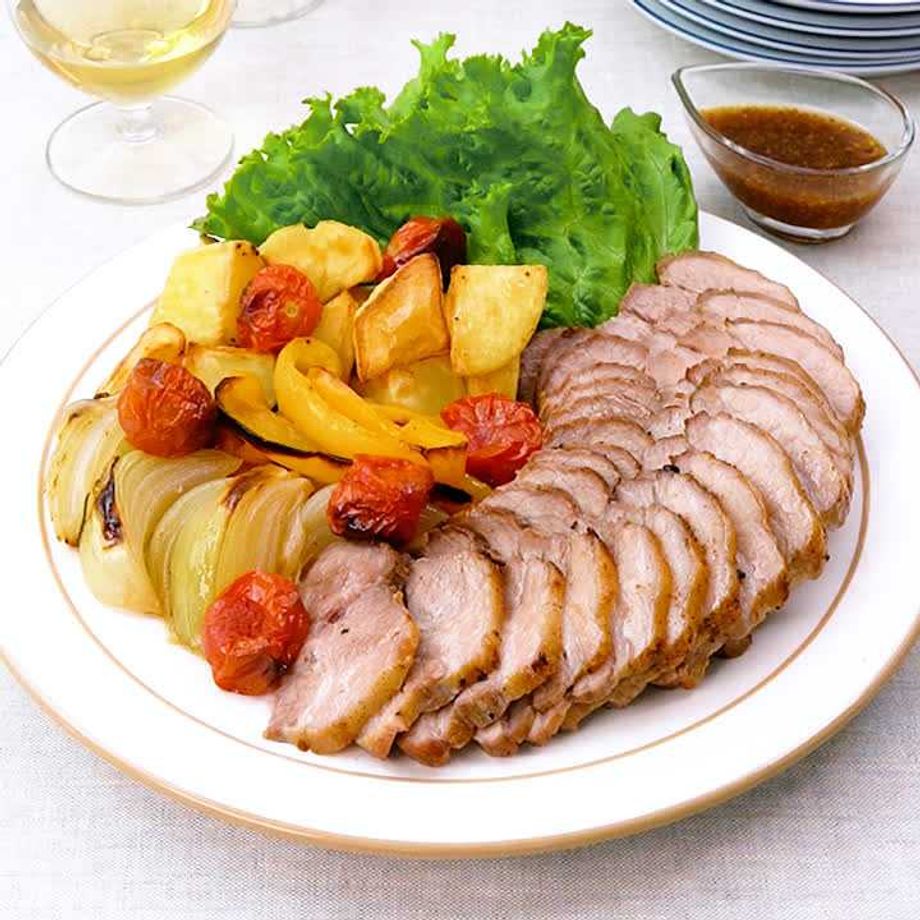 プロが教える しっとりで極上 オーブンで焼くローストポークの作り方2つの相性抜群ソース付き