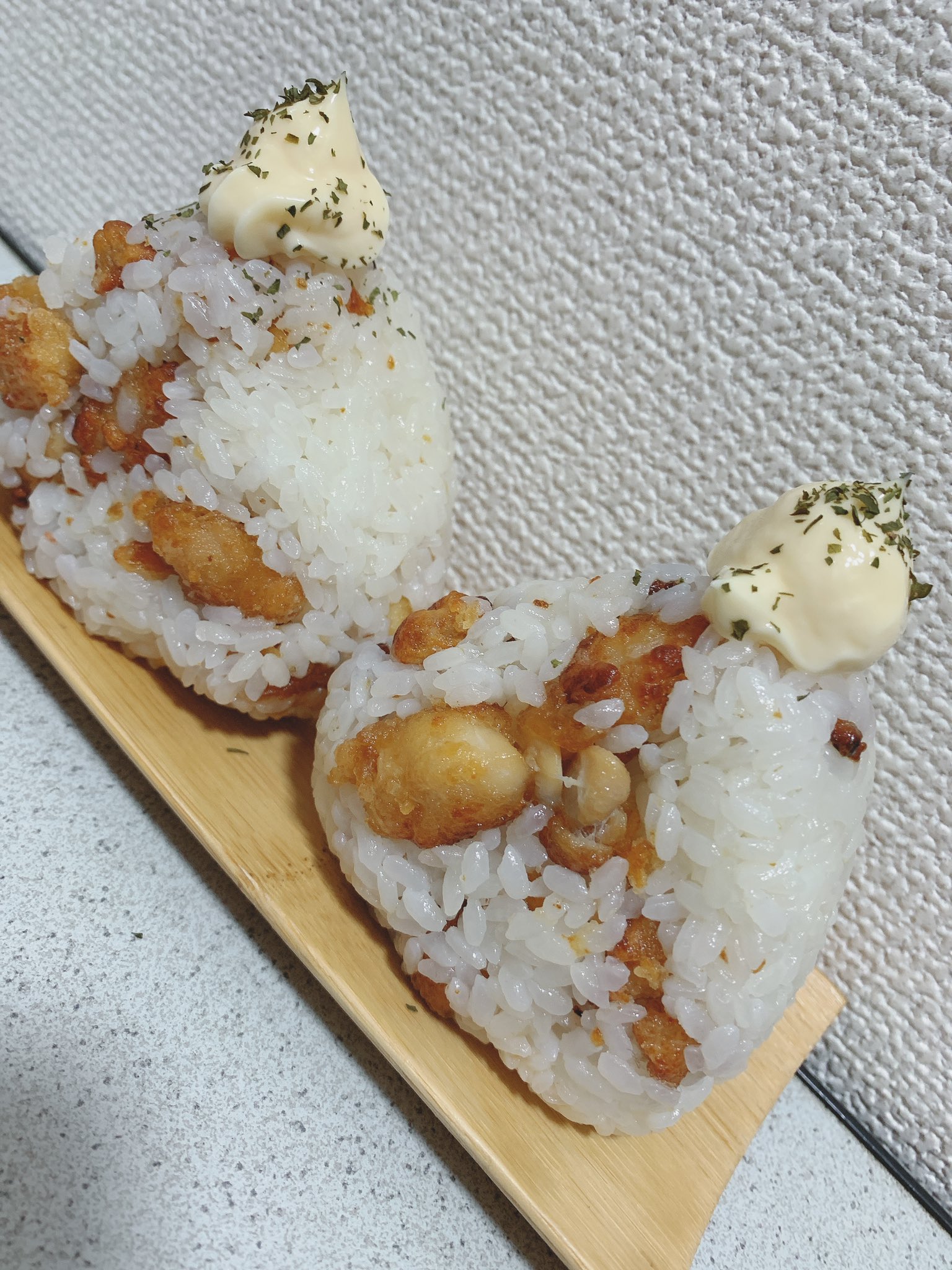 セブン-イレブン「鶏唐揚げマヨネーズ一味唐辛子仕立て」おにぎりを賞味～Ｙさまは自由人