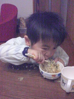 ご飯をかきこむ男の子 10518000328 の写真・イラスト素材アマナイメージズ