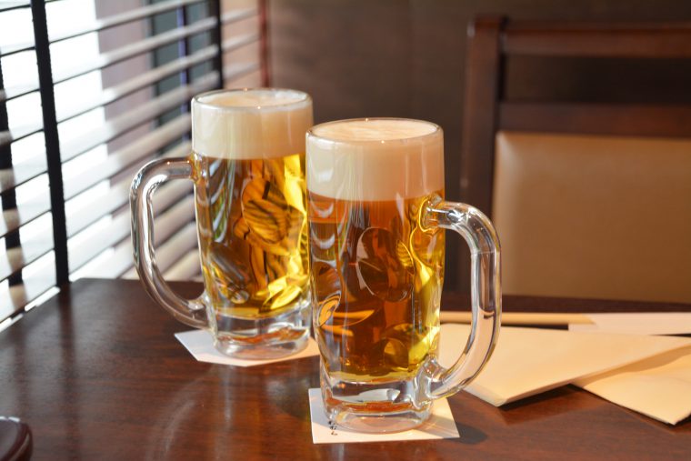 フリー写真黒の背景とジョッキに入ったビールパブリックドメインQ：著作権フリー画像素材集