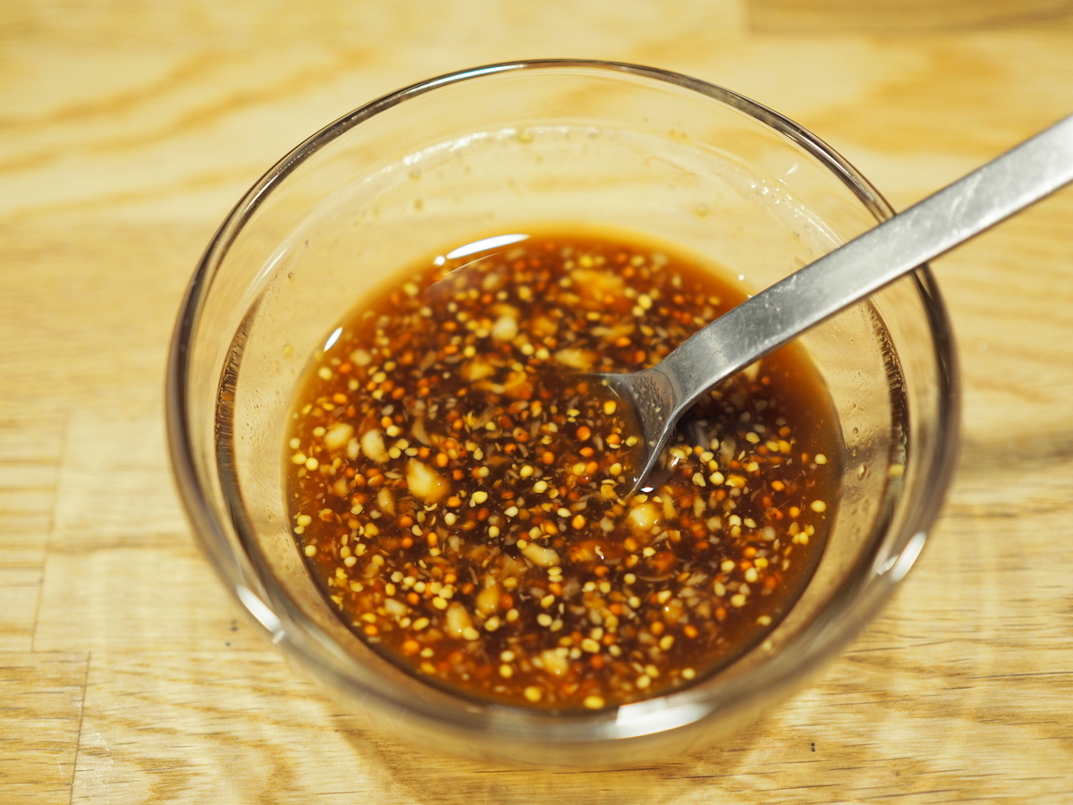 豚肉とじゃがいものガリバタソースハニーマスタードいい味、いい笑顔 コーミ株式会社