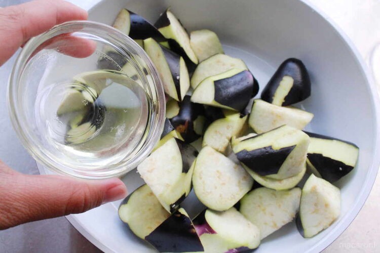 油を吸いやすいナス、炒める前にアレを入れると？ 「いいことを聞いた」 – grapeグレイプ