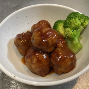 簡単料理: イシイのミートボールと卵で作る！ミートボール丼