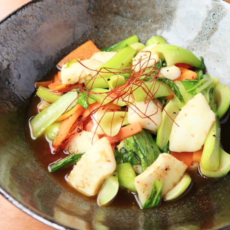 イカとにんにくの芽のオイスター炒め炒めると甘くてシャキッと食感のにんにくの芽が好きです。 特に、オイスターソースでイカと一緒に炒めたものは、ご飯もすすむし、お酒もすすみます。お好みで豆板醤追加でピリ辛に仕上げても。✣✣––––––––––––––