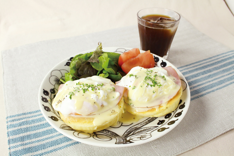 オランデーズソースで作る エッグベネディクトレシピをご紹介🍳トマト＆パストラミビーフ①イングリッシュマフィンに、玉ねぎ スライス ・トマト 輪切り ・スライスパストラミビーフ カット ・たまごを順番に重ねて器に盛ります ②電子レンジ加熱した