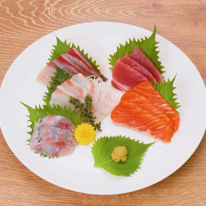 🍊基本の盛り付け方〜フルーツをもっと素敵に魅せたい方へ, ちょっとしたコツで、フルーツの美味しさも見た目の華やかさもぐんとアップ！,実は、「大きなフルーツから順に、小さなフルーツを添えていく」, たったそれだけで、バランスのとれた美しいフルーツプレートに仕上がるんです。,特別な技術がなくても大丈夫。, フルーツ本来の色や形を活かしながら、気軽に楽しめる盛り付け方法をお届けします。,