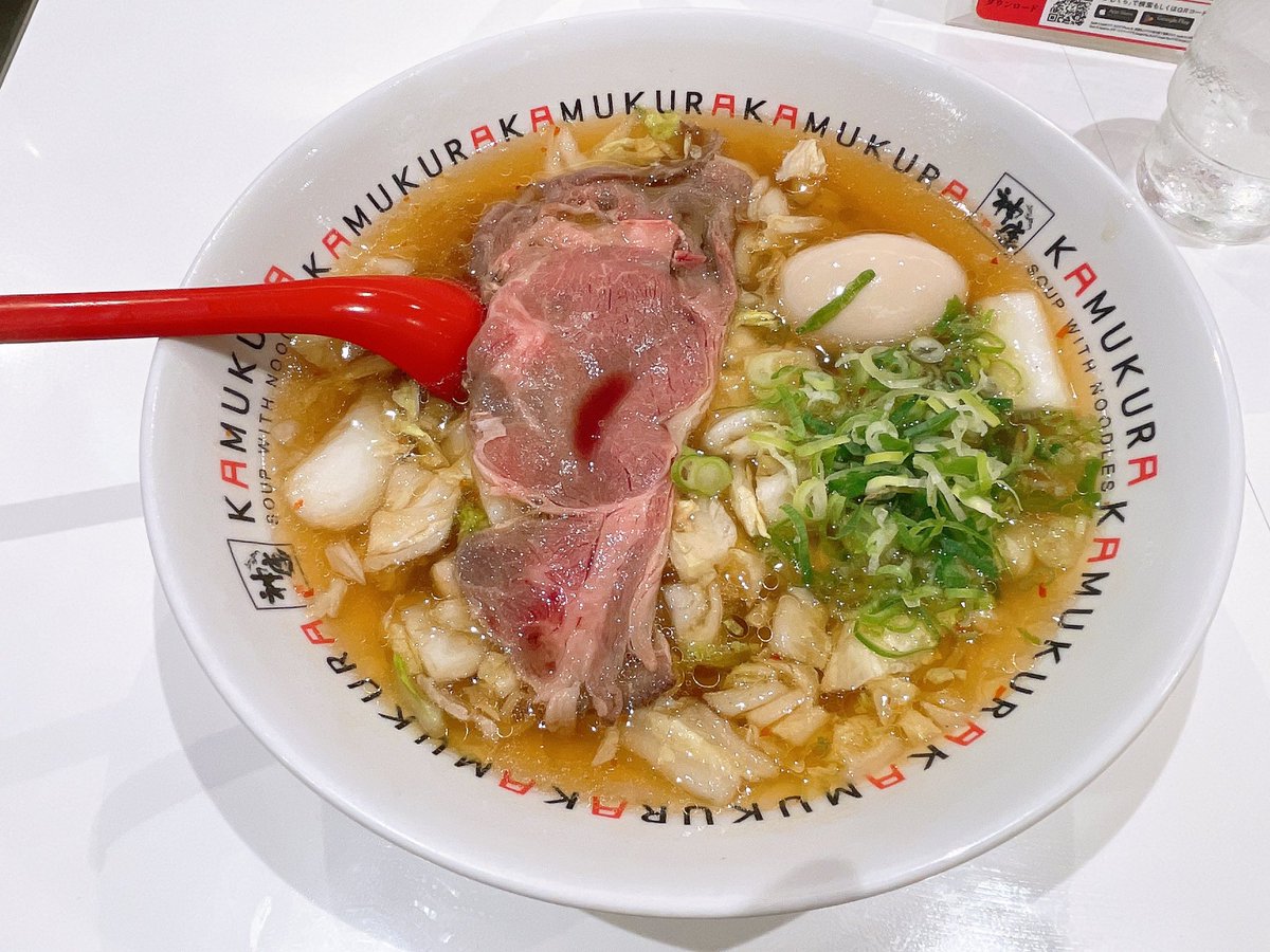 神座』で神座史上、最もプレミアムな国産黒毛和牛を使用したという「紅白霜降りWAGYUラーメン」の肉２枚バージョンを戴きました。肉をレア気味で食べると非常に美味でした