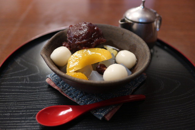 後楽園・岡山城を一望できるカフェ ーーーーーーーーーーーー 🍅トマトとモッツァレラの季節野菜パスタ🧀淡路製麺所のもっちり生パスタを使用し、季節の野菜とフレッシュなモッツァレラ、完熟トマトの旨みが絡み合う、夏にぴったりの一皿。さらに、自家製の桜チップで