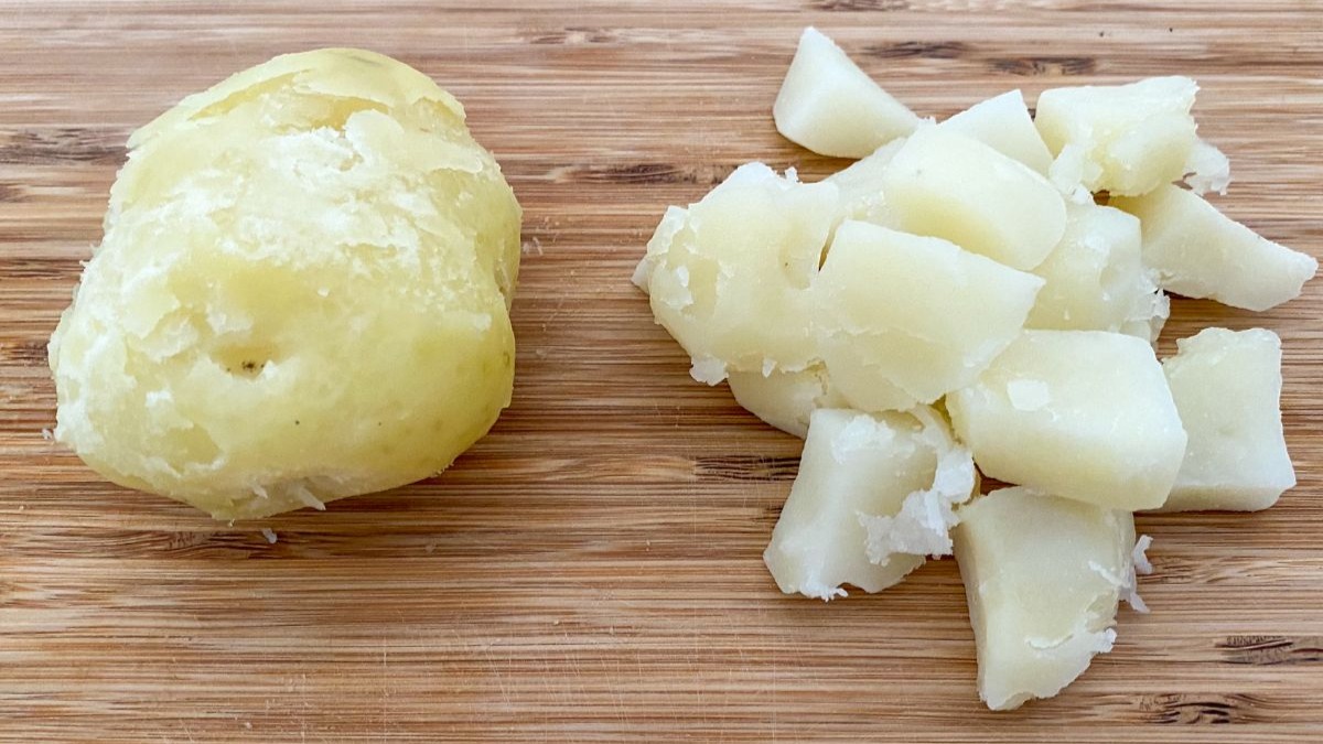 シェフ直伝 ジャーマンポテトのレシピ。じゃがいもはレンジより、水からゆでて焼くのが格段においしい！三越伊勢丹の食メディアFOODIE フーディー