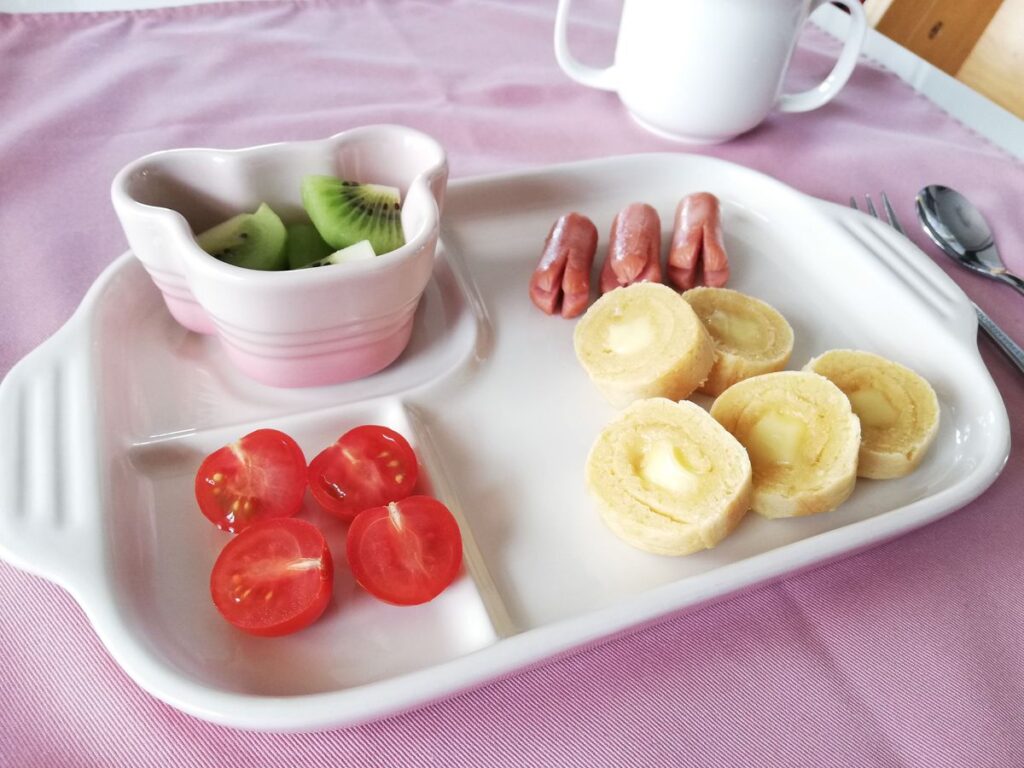 おうちで作る「お子様ランチプレート」のレシピ 近頃「昭和レトロ」「エモい」がトレンドですが、大人は懐かしく感じる、子どもはわくわくする、そんな お子様ランチプレートをおうちで作ってみませんか？ 一見、手がこんだ料理に見えますが、実は火を使わずに即席食品