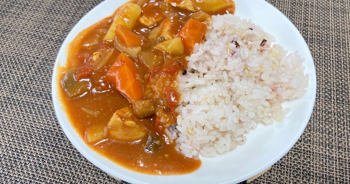 流行りの無水カレー作ったばーい！ トマト缶🥫2個 玉ねぎ1個 しめじ2個 鶏胸肉3枚 茄子４本 適当に切ってトマト缶、鶏肉、野菜の順に全投入フタして中火よりちょい下ぐらいで１５分煮る 🔥とめて低糖質のカレールーパウダー入れたら混ぜて弱火で5〜１０分ぐつぐつさせ