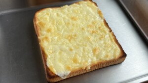 バスクチーズケーキトースト ①ボウルにクリームチーズ100g、砂糖40gを入れよく混ぜる ②生クリーム100mlを3回に分けて入れ混ぜる。③卵1個を入れ、さらに混ぜる ④4枚切り食パン全体の表面をスプーンで凹ませる ⑤クリームを流し入れ、トースターで7分焼けば完成！ ☆3