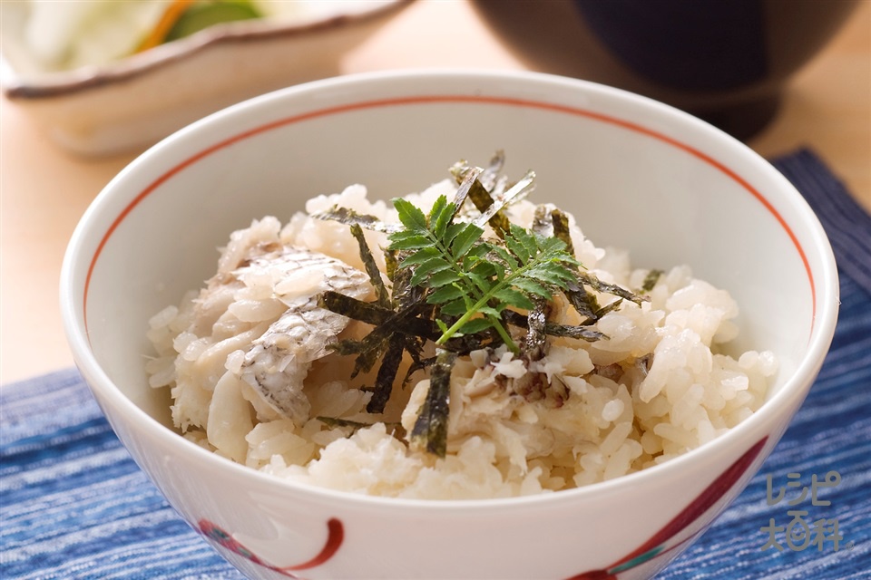 鯛めし 鯛の身はふっくら骨から出るだしでさらに美味しい