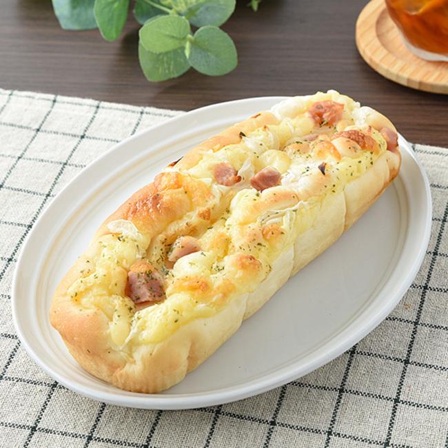 新商品 惣菜パンパンPOP です😄 ・ こちら ボリュームのあるパン🥖 ・ベーコンマヨトースト ・ ベーコン とマヨネーズ の組み合わせ🤤 ・ 温めてさらに おいしい 😚 。 ☺️お客様目線わかりやすいPOP にしたい白黒POP ・ファミマPOPコレクション