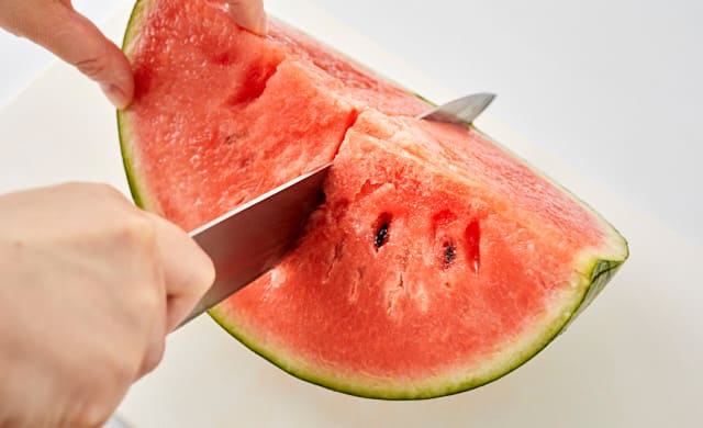 ウソ、今まで間違ってた！ スイカが激ウマ！切り方の神裏ワザ3選 「どこを食べても甘〜い！ヨムーノ