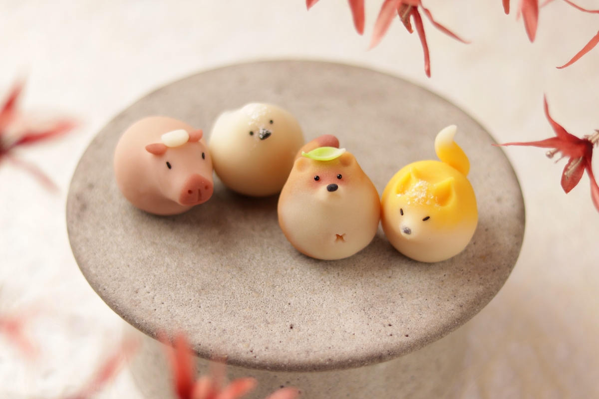 冬に鮮やかな花をつける椿。練り切りで表現してみました。アトリエ・アンコリノ