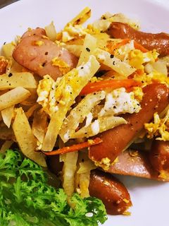 かんたんレシピ！ ウインナーの卵炒め🐣 お弁当にもおすすめの一品です👦🏻🍴 📍材料 2人分ウインナー ３本 ピーマン ２個 たまご ２個サラダ油 大さじ1 2 ☆鶏がらスープの素 小さじ1 2 塩こしょう 少々 📍作り方 ①ピーマンは小さめの乱切りにする。 ウインナー