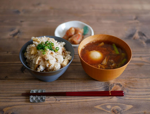 炊き込みご飯に合うおかずって？簡単に作れて相性抜群な献立アイデア帖キナリノ