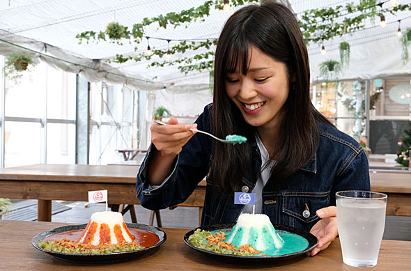 食欲が減退する「青色」なのに、なぜ「青い富士山カレー」は18万食も売れたのか：水曜日に「へえ」な話 1 5 ページ- ITmediaビジネスオンライン