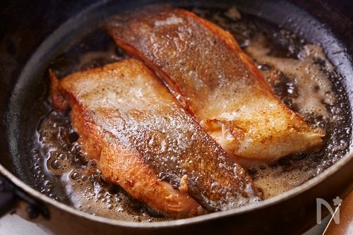 くっつきにくいホイルの実力は？ フライパンで焼き魚NIKKEIリスキリング