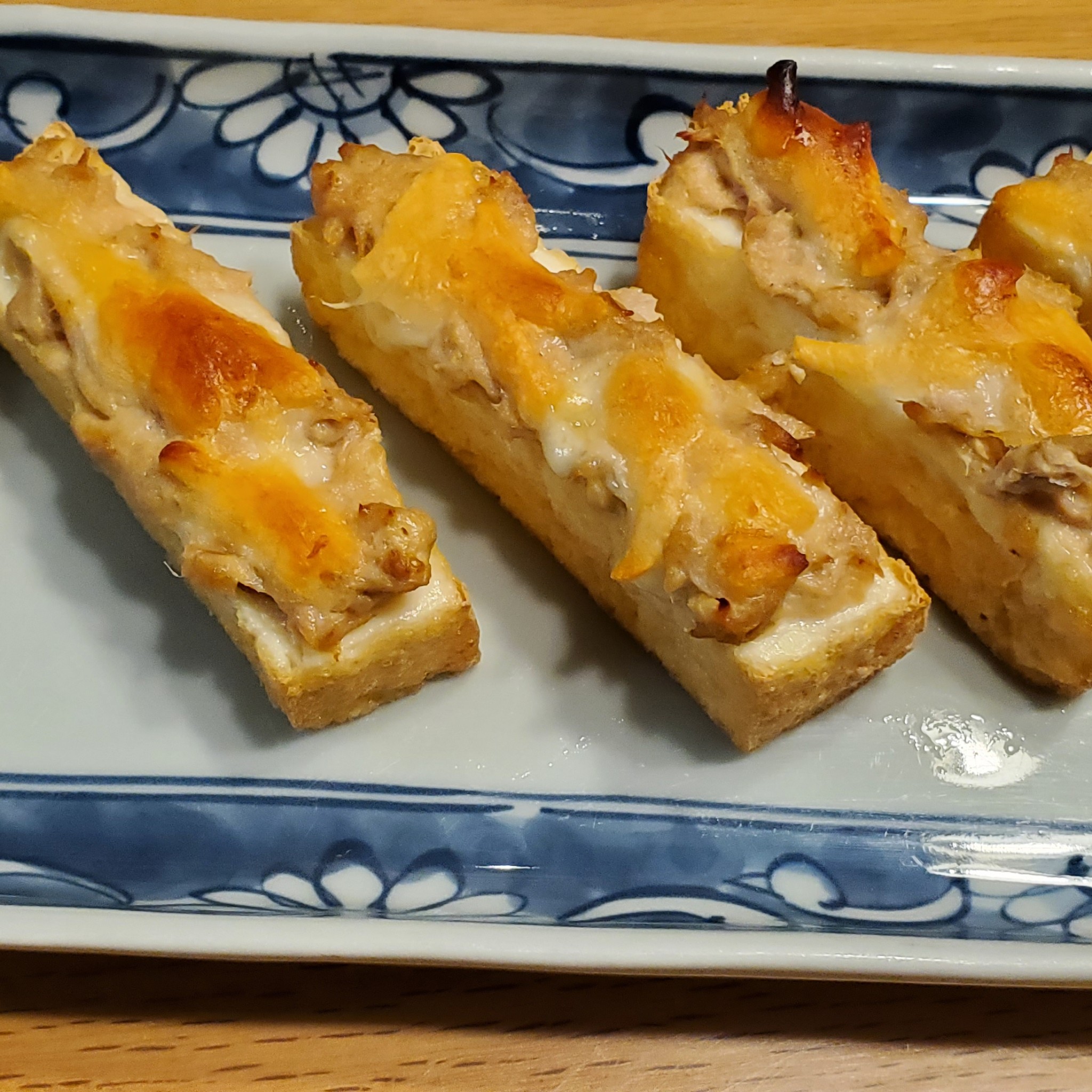 レシピはこちら🍳,厚揚げツナメルト , ______________________,材料 , ・厚揚げ2枚,・ツナ オイル漬け1缶, ・ケチャップ大さじ2, ・にんにくチューブ5センチくらい, ・塩こしょう少々, ・とろけるチーズ2枚,・パセリお好みで,作り方 , ①厚揚げは四方に切れ込みを入れて、中をくり抜く。,