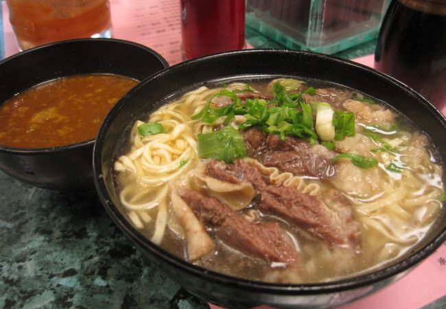 平日でも行列！見つけづらい路地の柔らか牛バラ肉麺「九記牛腩」☆Kau Kee Beef Noodle Shop in Hong Kong :Little random talks in 香港♪