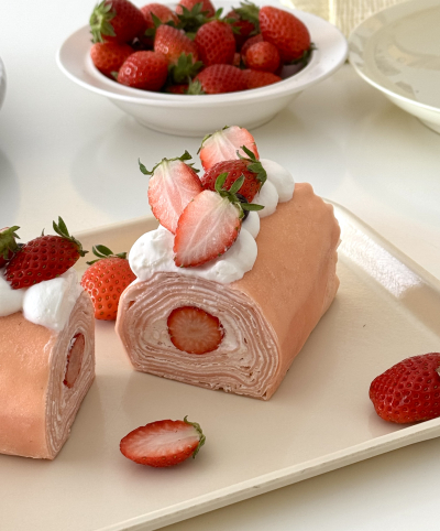 いちごのミルクレープ クリームチーズ入りクリームで コクがありつつサッパリ〜 . クレープ生地もクリームもれっさーぱんださん @lesserpandaopk の レシピです♡ . ジェノワもクレープもクリームチーズも 冷凍庫に眠ってた子たち。冷凍庫整理スイーツ