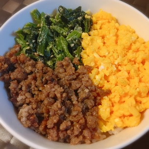 大豆製品アレンジレシピ第４弾 ピリ辛煎り豆腐のおから鶏そぼろ丼