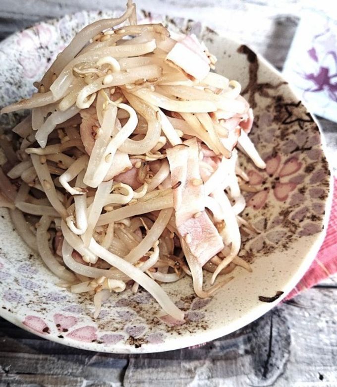 もやしとベーコンのにんにく醤油炒め
