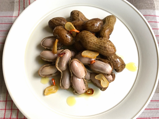 ゆで落花生の塩バター和え